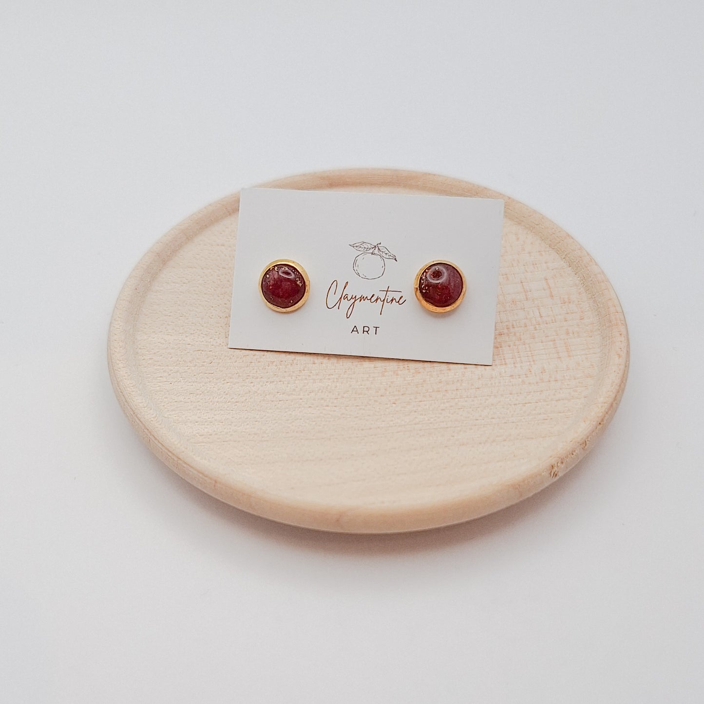 Round studs with setting
