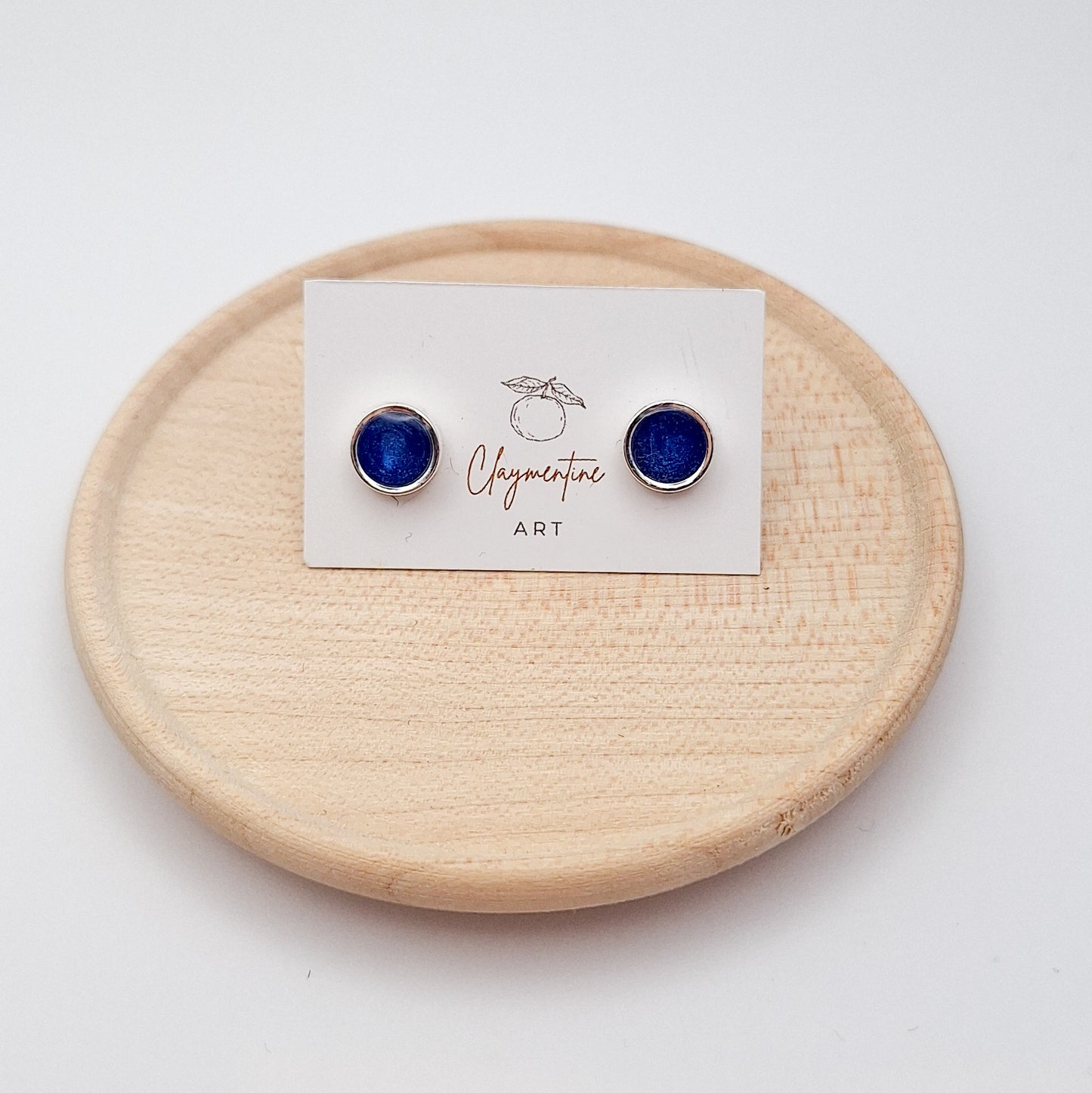 Round studs with setting