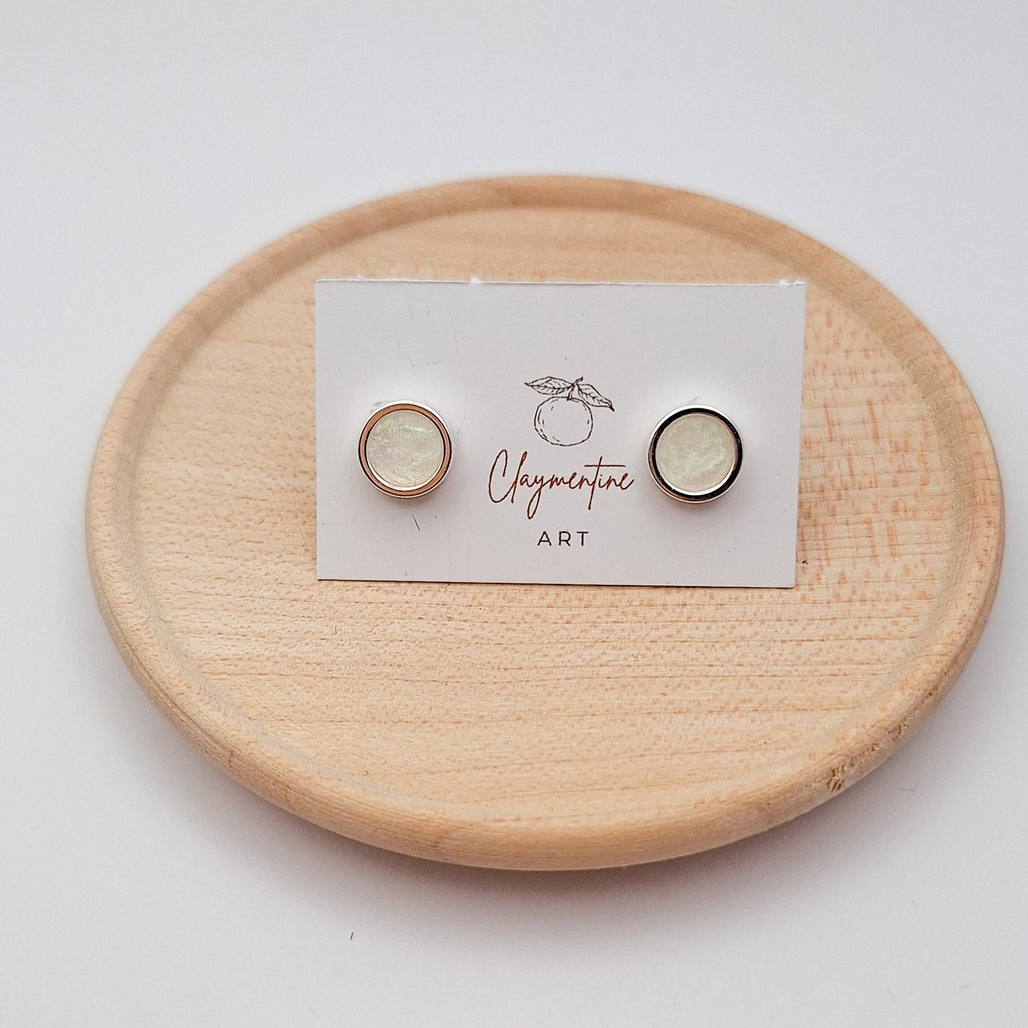 Round studs with setting